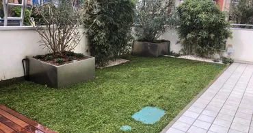 Giardino privato con legno