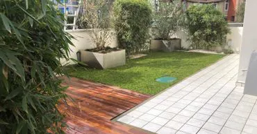 Giardino privato con legno