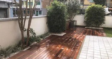 Giardino privato con legno