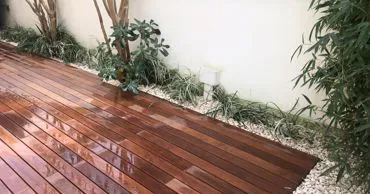 Giardino privato con legno