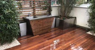 Giardino privato con legno