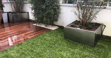 Giardino privato con legno
